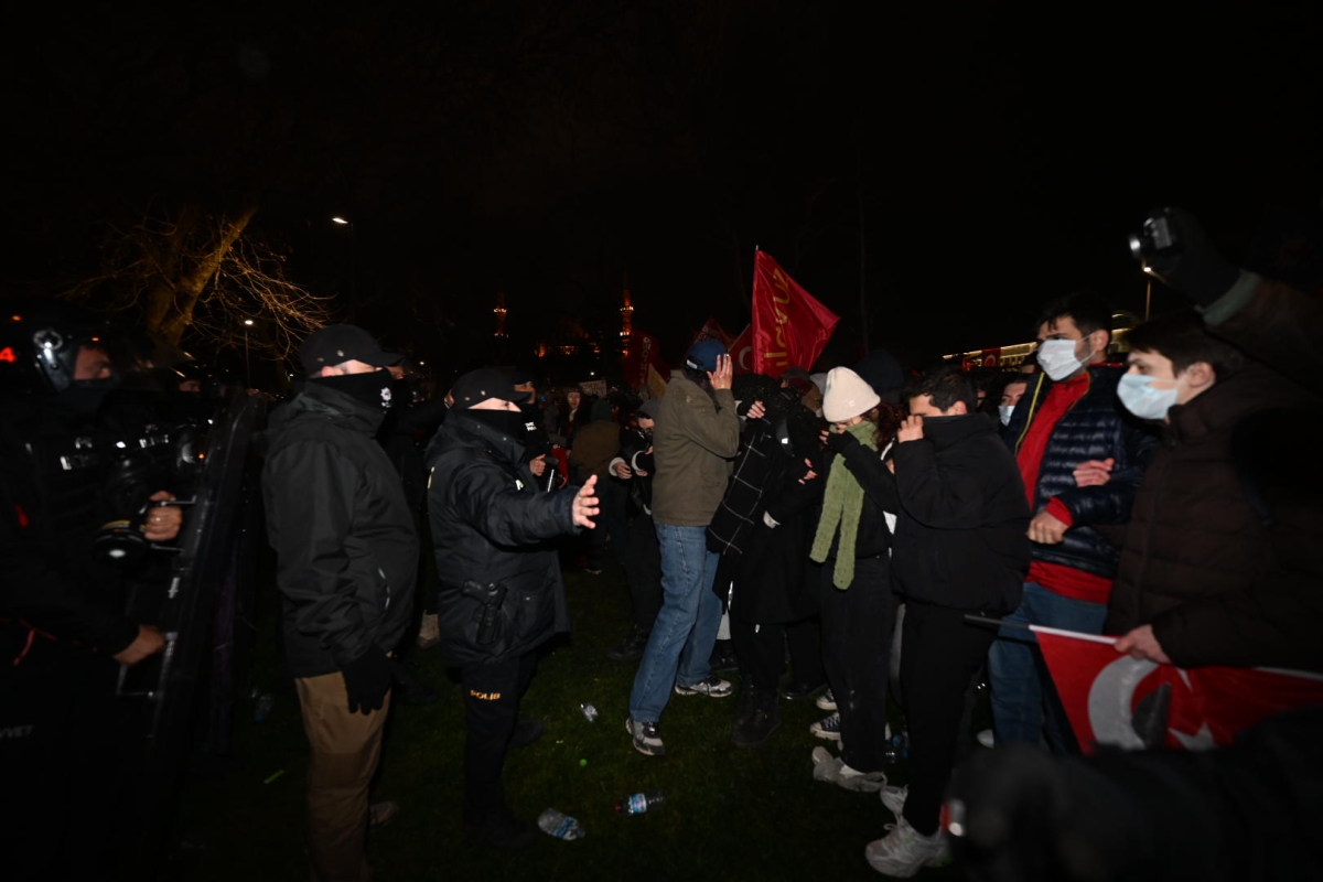 İstanbul Büyükşehir Belediyesi’ne yönelik soruşturmayı protesto etmek için Saraçhane’de toplanan grup ile polis arasında arbede yaşandı.