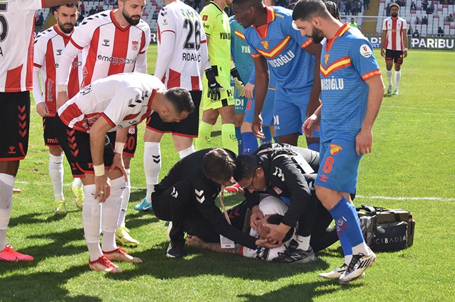 Sivasspor - Göztepe Maçında Korkutan Sakatlık! Sivassporlu 2 Oyuncu Ambulansla Hastaneye Kaldırıldı!